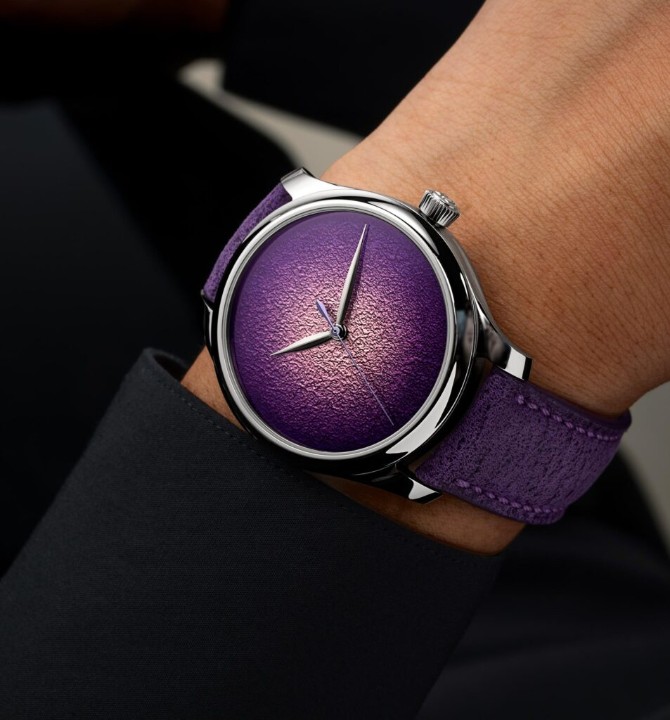 Obrázok z H. Moser & Cie Endeavour Centre Seconds Concept Purple Enamel
