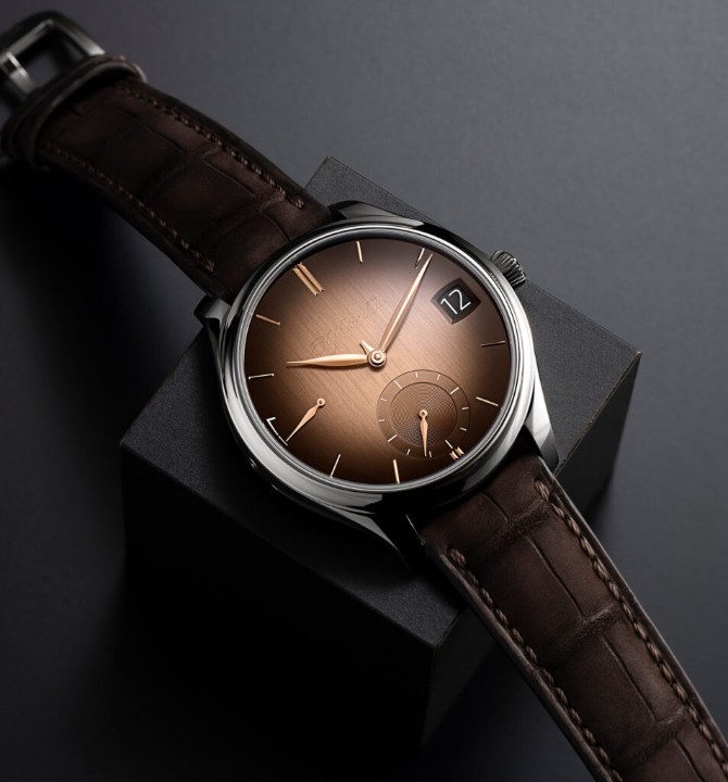 Obrázok z H. Moser & Cie Endeavour Perpetual Calendar Smoked Salmon