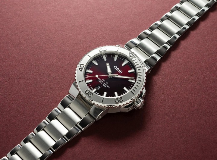 Obrázok z Oris Aquis Date Relief Cherry Dial