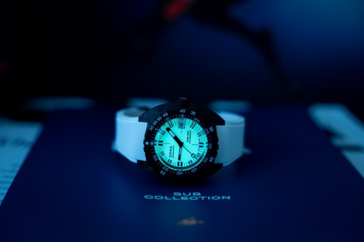 Obrázok z Doxa SUB 300 Carbon Whitepearl