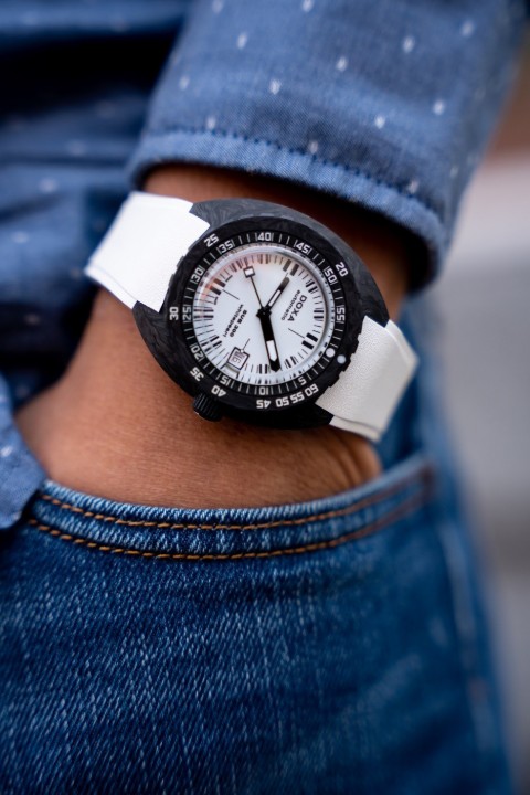 Obrázok z Doxa SUB 300 Carbon Whitepearl