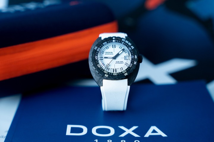 Obrázok z Doxa SUB 300 Carbon Whitepearl