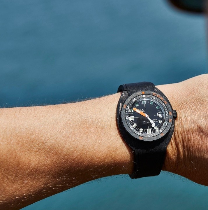 Obrázok z Doxa SUB 300 Carbon Sharkhunter