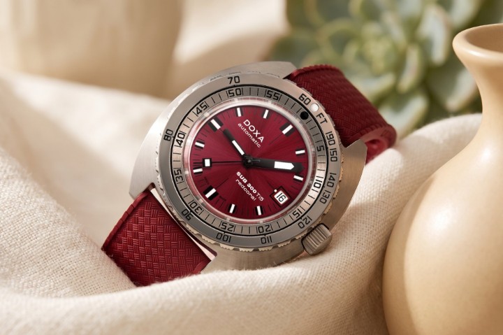 Obrázok z Doxa SUB 300 Ti5 Redcoral