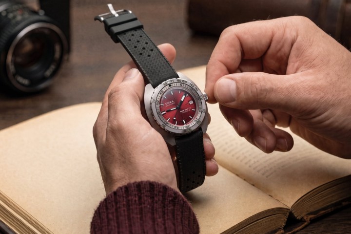 Obrázok z Doxa SUB 300 Ti5 Redcoral