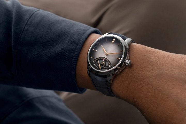 Obrázok z H. Moser & Cie Endeavour Retrograde Grey Fumé