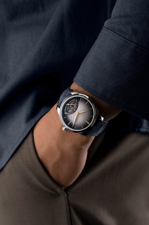 Obrázok z H. Moser & Cie Endeavour Retrograde Grey Fumé